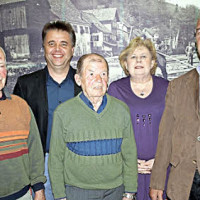 Werner Deuerling (links) und Edwin Deuerling (Mitte) wurden für 55 Jahre Mitgliedschaft geehrt, Ludwig Deuerling (rechts) für 50 Jahre. Mit im Bild Vorsitzender Jürgen Deuerling (Zweiter von links) und seine Stellvertreterin Brigitte Geiger (Zweite von re